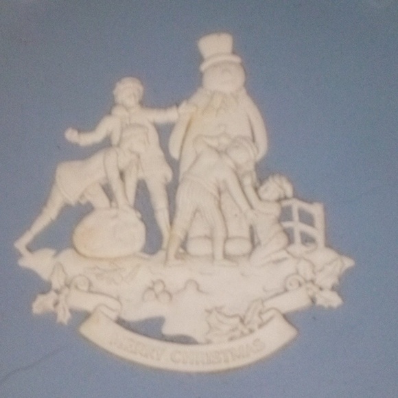 Wedgwood 1991 Blue and White Decorative Plate (Christmas 1991) - Picture 2 of 8